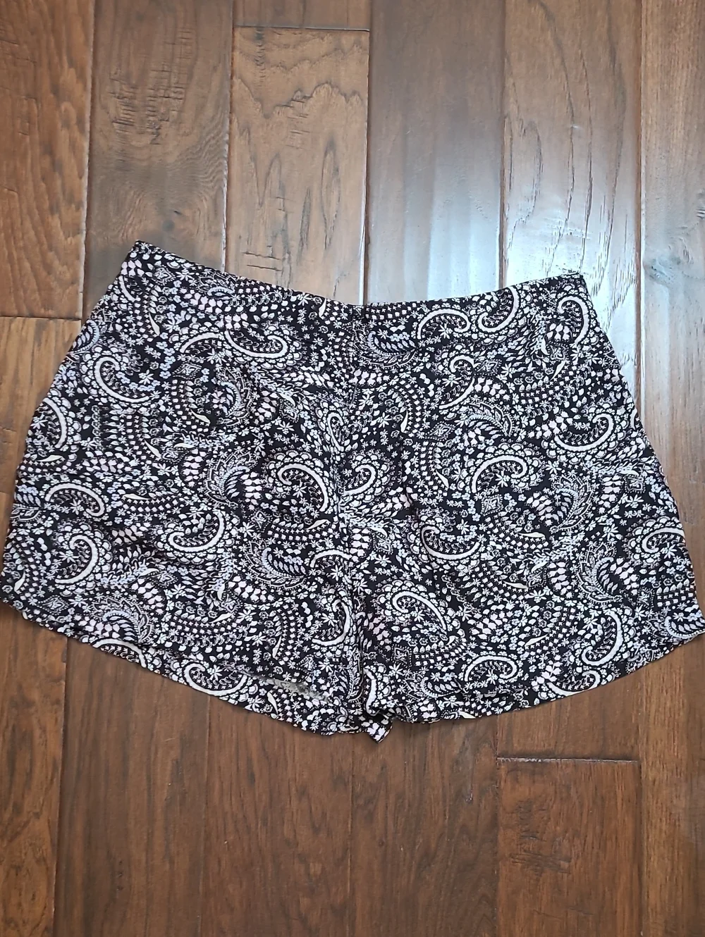 LOFT Black & White Paisley Print Linen Blend Shorts size Large